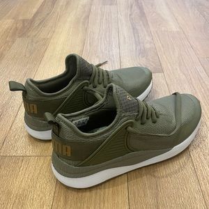 Women’s Pumas - Olive Green, Size 7